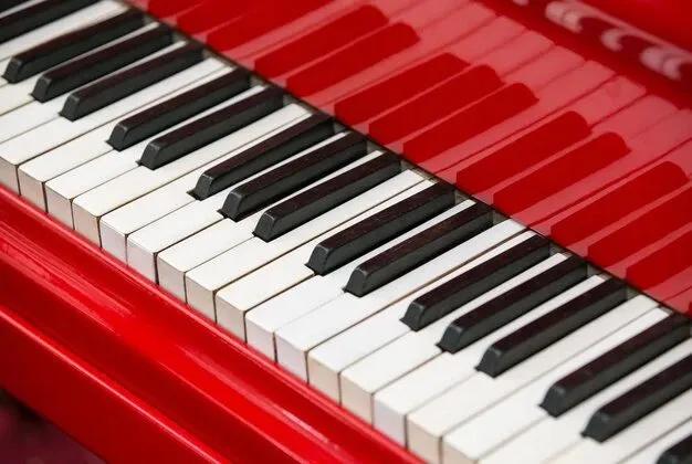 Chiếc đàn Piano màu gụ đỏ